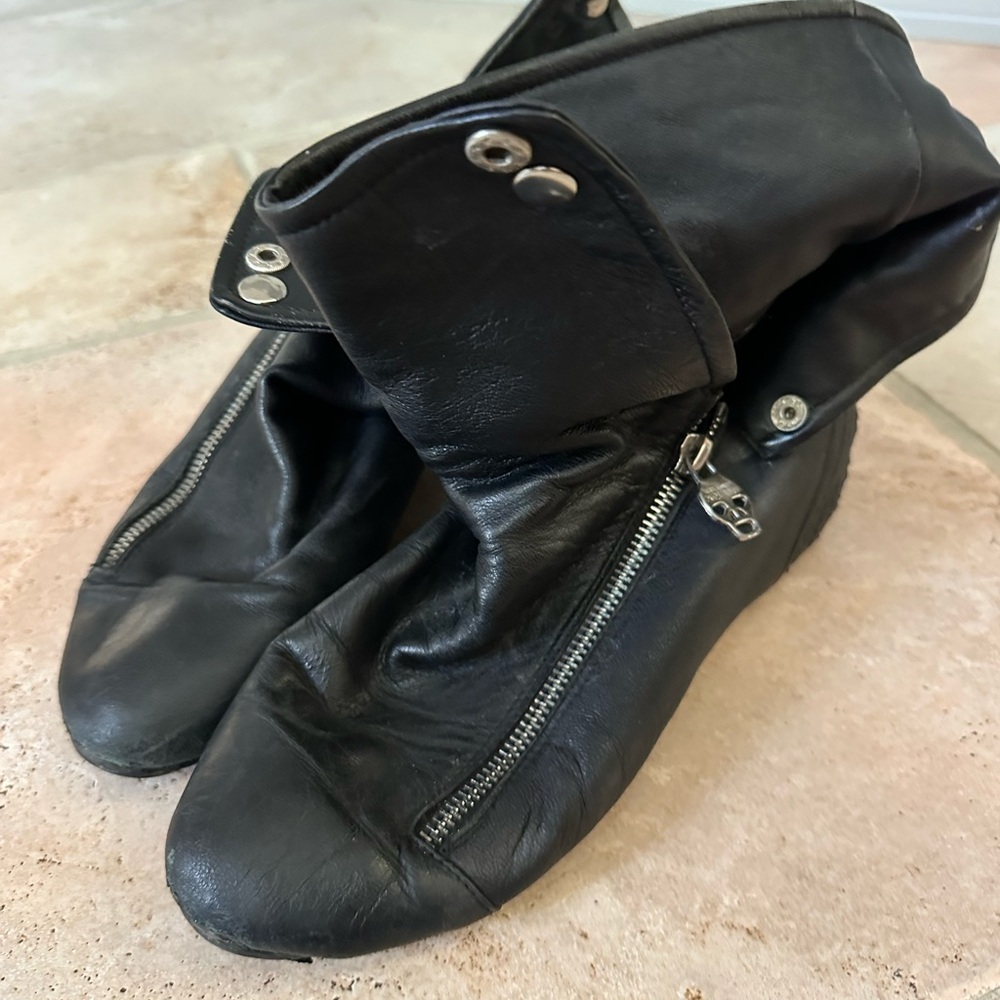 Alexander McQueen Black Leather shoes with Skull Zipper
